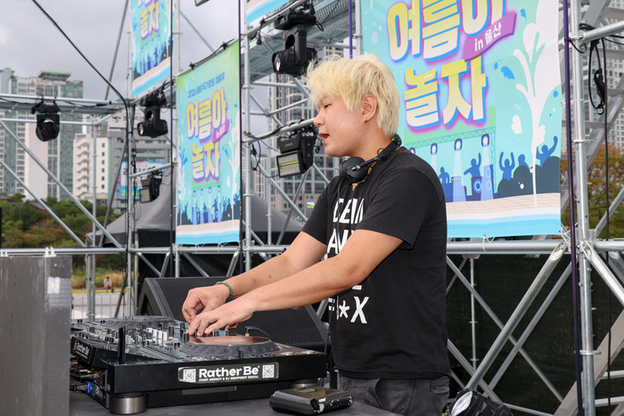 ‘DJ HEIM’이 DJ Party 공연의 시작을 열고 있다. 이수화 기자