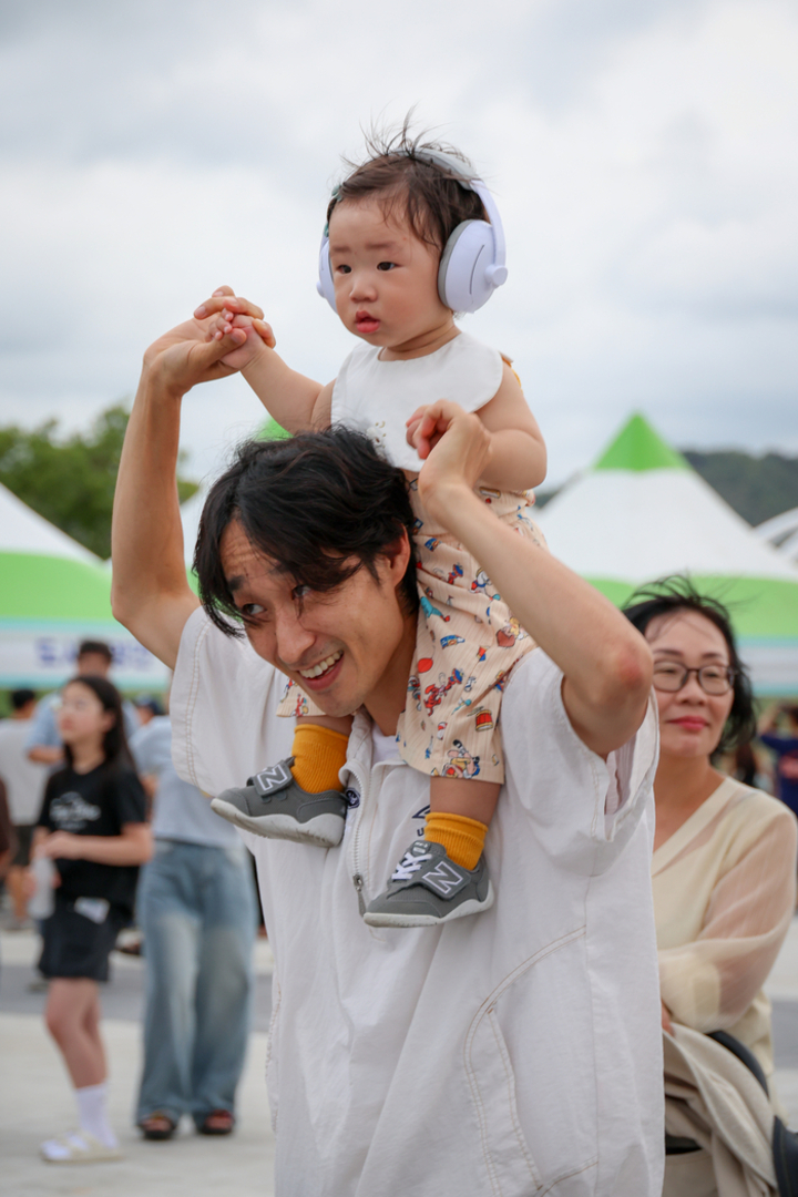 행사장을 찾은 친구·연인·가족 단위의 방문객들이 DJ Party를 즐기며 흥겨운 음악에 맞춰 몸을 흔들고 있다. 이수화 기자