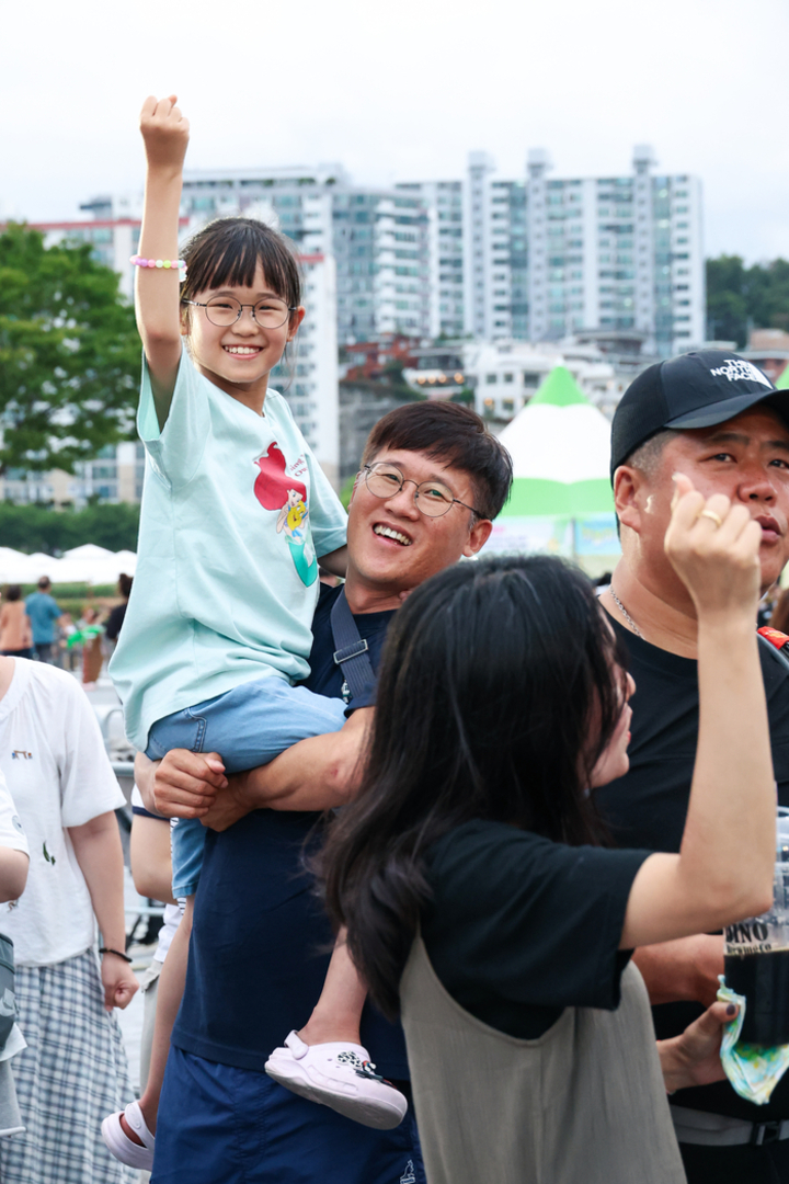행사장을 찾은 친구·연인·가족 단위의 관람객들이 DJ Party를 즐기며 흥겨운 음악에 맞춰 몸을 흔들고 있다. 이수화 기자
