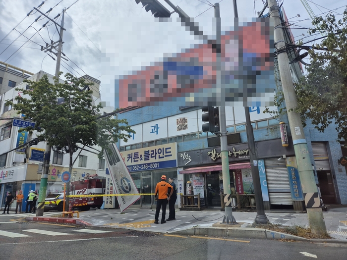 지난 8일 오후 3시 9분께 울산 중구 학산동의 한 건물 옥상에서 간판이 떨어지는 사고가 발생했다. 간판이 다행히 전신주에 걸리면서 인명피해로 이어지진 않았다. 독자 제공