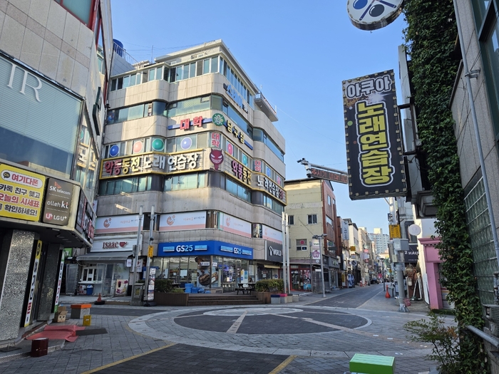 울산 남구는 9일 울산대학교 바보사거리디자인거리 일대를 ‘울산대바보사거리 골목형상점가’로 지정했다고 밝혔다. 남구 제공
