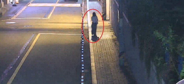 울산 중구 CCTV통합관제센터는 지난 6일 오후 11시 10분께 실종된 12세 아동을 찾아 가족 품으로 돌려보냈다. CCTV 영상에 찍힌 실종 아동의 모습. 중구 제공
