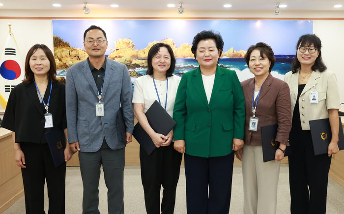 천기옥 동구청장은 7일 2층 상황실에서 하반기 정기인사 5급 이상 승진 및 전보 인사발령자를 대상으로 임용장을 수여하고 축하 기념촬영을 하고 있다. 동구 제공