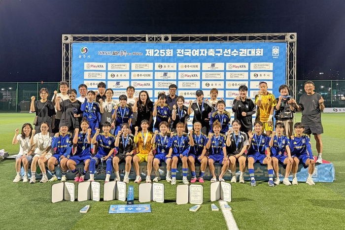 울산과학대학교 여자축구부가 대한축구협회가 주최하고 한국여자축구연맹과 충주시축구협회가 공동 주관한 ‘제25회 전국여자축구선수권대회’ 대학부에서 준우승을 차지했다. 울산과학대 제공