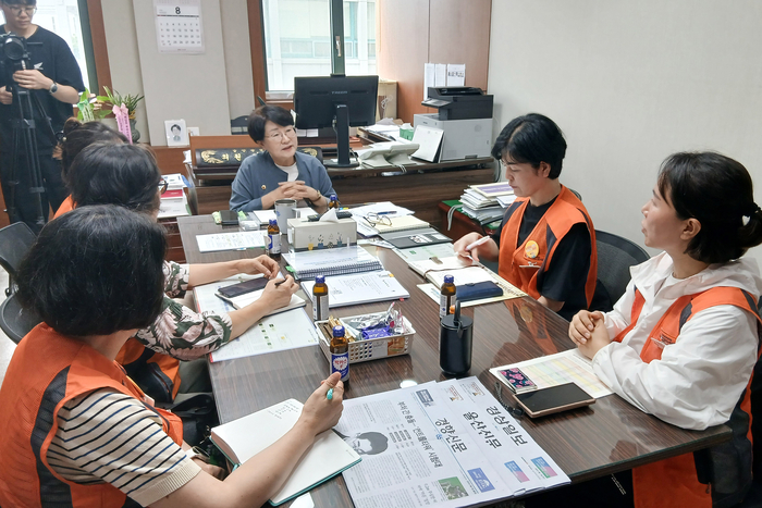 울산광역시의회 문화복지환경위원회 이은주 의원은 10일 시의회 2층 의원연구실에서에서 아이돌봄노조 및 노인생활지원사노조 대표들과 아이돌봄사 및 노인생활지원사의 활동에 있어 처우문제 등에 관련해 의견을 나눴다. 울산시의회 제공