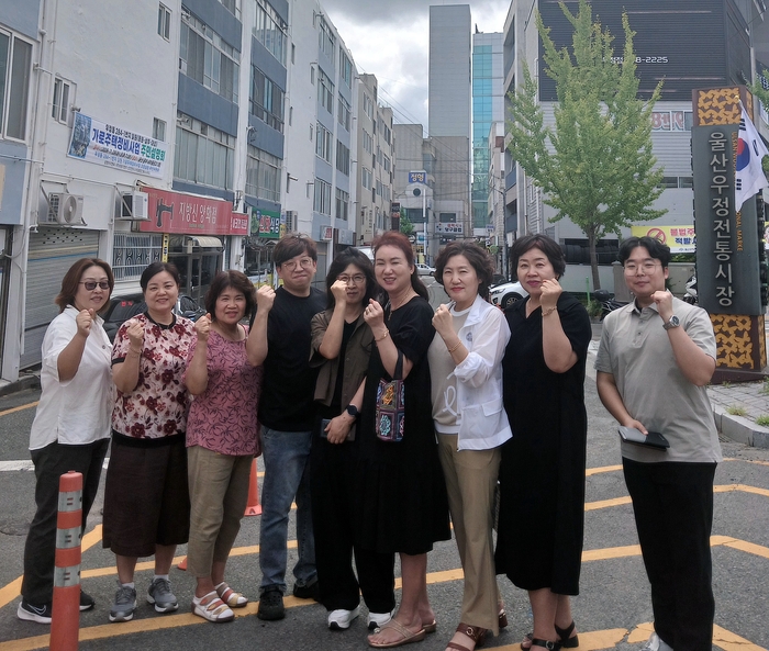 울산상공회의소 울산지식재산센터와 우정전통시장 상인회는 10일 ‘2026년 전통시장·골목상권 공동브랜드 개발 지원사업’ 협약을 체결하고 시장의 정체성을 담은 공동브랜드 개발을 추진한다. 울산상의 제공
