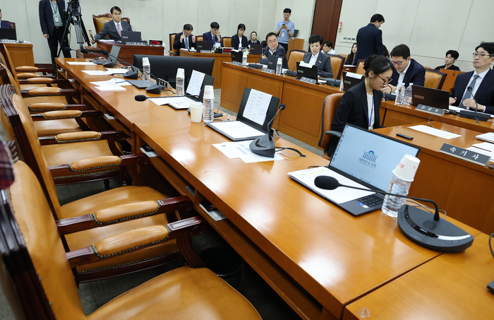 10일 국회에서 열린 ‘제9회 전국동시지방선거 투표용지 부족 사태 등 국민 참정권 침해 진상규명 및 선거관리 개혁을 위한 국정조사 특별위원회’ 제3차 청문회에 범여권 위원들이 불참해 자리가 비어 있다. 연합뉴스