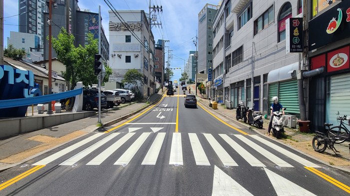 울산 동구는 주민들의 안전한 도로 이용과 쾌적한 도로환경 조성을 위해 추진한 ‘안산들로 일원 외 4개소 도로 재포장 공사’를 완료했다고 10일 밝혔다. 동구 제공