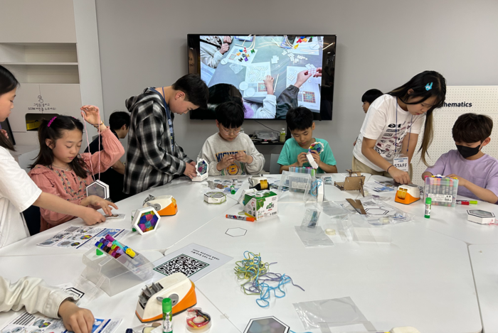 도산초 학생들이 4월 26일 울산수학문화관에서 학교동아리와 함께하는 수학여행 프로그램에 참여해 다양한 수학활동을 체험하고 있다. 울산교육청 제공