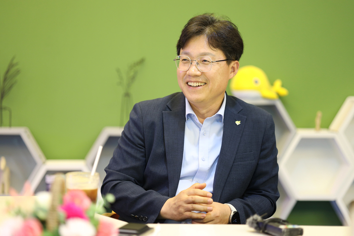 조용식 울산시교육감이 수능 100일을 앞둔 수험생들에게 조급해하지 말고 건강을 챙기며 차분하게 준비해 달라는 응원의 메시지를 전했다. 울산매일 포토뱅크