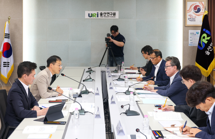 김상욱 울산시장이 10일 울산연구원을 방문해 편상훈 원장을 비롯한 연구위원들과 지역현안 및 울산발전방향 등을 점검했다. 최지원 기자