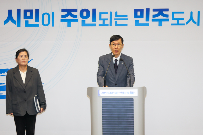 서남교 울산시 행정부시장이 10일 울산시청 프레스센터에서 민선 9기 5급 이상 정기 인사 발령 사항 등에 대해 발표하고 있다. 최지원 기자
