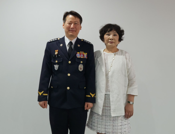 주용현 울산해양경찰서장이 11일 신임 인사차 본사를 찾아 이연희 대표이사화 환담을 나눈뒤 기념촬영을 하고 있다.