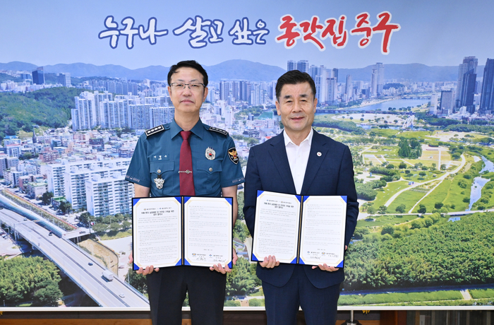 울산 중구와 울산중부경찰서는 11일 중구청 구청장실에서 ‘치매환자 실종 예방 및 안전망 구축’ 업무협약을 체결했다. 중구 제공