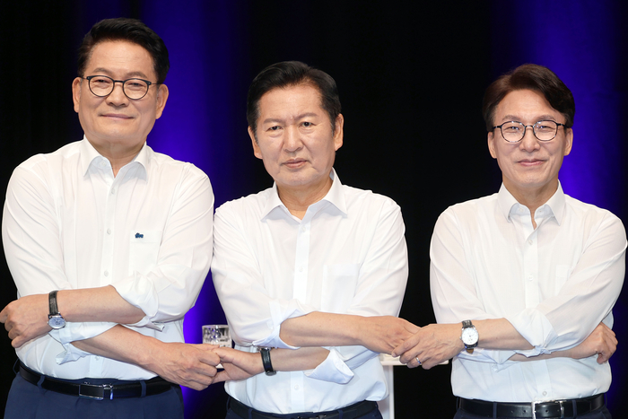 더불어민주당 당 대표 후보들이 10일 오후 전남광주 서구 KBC에서 열린 TV 토론회에서 기념 촬영을 하고 있다. 왼쪽부터 송영길, 정청래, 김민석 후보. 연합뉴스