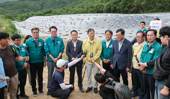 김상욱 울산시장, 서범수 국회의원, 이순걸 울주군수가 11일 울주군 두서면 내와리 산업폐기물 불법 성토 현장에서 조속한 폐기물 행정대집행 추진을 밝히고 있다. 최지원 기자