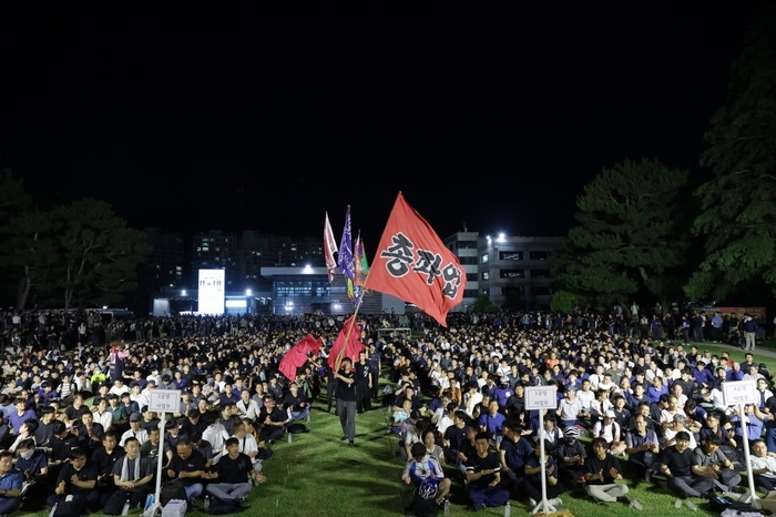 전국금속노조 현대차지부가 지난달 울산공장 잔디밭에서 총파업 결의대회를 하고 있다. 울산매일 포토뱅크