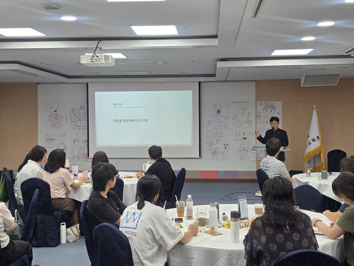 조용식 교육감이 8일 시교육청 집현실에서 열린 ‘회복적 생활교육 교원 역량 강화 직무연수’에 참석해 회복적 생활교육에 대해 말하고 있다. 울산교육청 제공