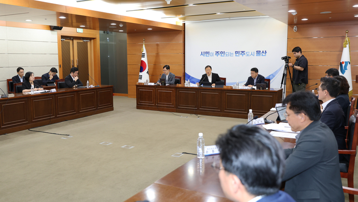 울산시는 12일 울산시청 상황실에서 김상욱 울산시장 주재로 시 간부 공무원들이 참석한 가운데 주간 업무회의를 열고 시정 주요 현안에 대한 논의를 나눴다. 울산시 제공