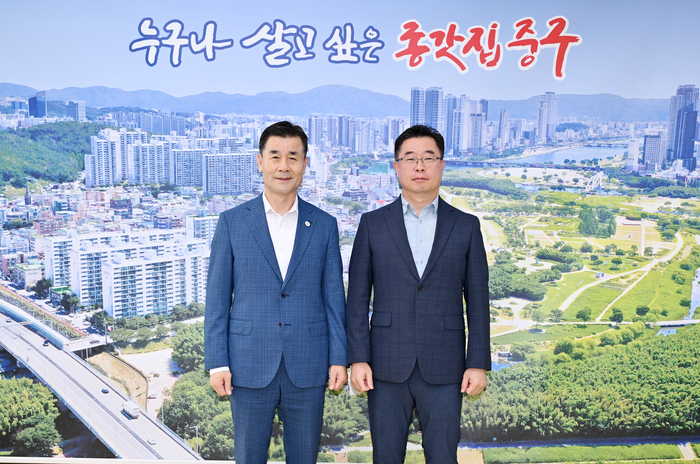 김영길 중구청장이 12일 중구청 구청장실에서 김상중 고용노동부 울산동부지청장을 만나 환담을 나눴다. 중구 제공