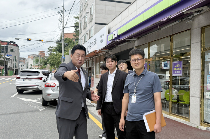 울산광역시의회 안대룡 의원이 12일 남구 우신고등학교 정문 일대에서 학생과 인근 주민의 보행안전을 위한 교통안전시설 현황을 점검하고 개선방안을 논의했다. 울산시의회 제공