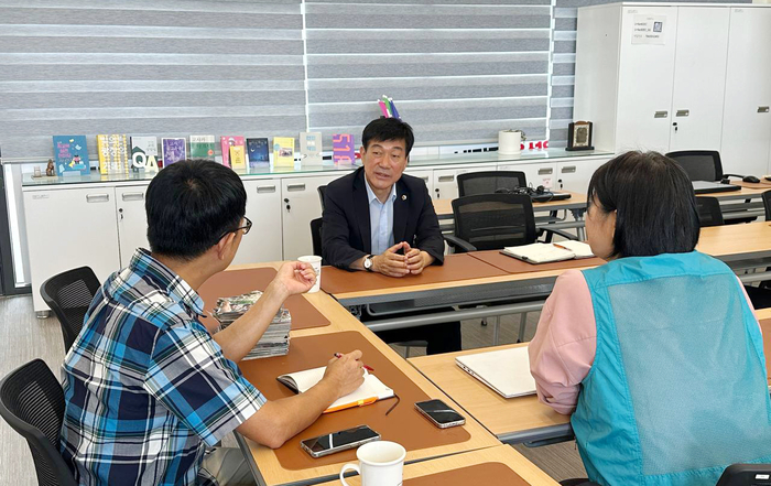 울산시의회 조성철 의원이 12일 전국교직원노동조합 울산지부에서 교육현장의 주요 현안을 청취하고 교권 보호와 교사 업무 부담 경감 방안 등을 논의하기 위한 현장간담회를 가졌다. 울산시의회 제공
