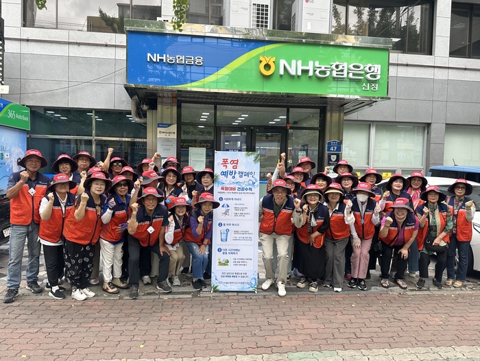 울산남구자원봉사센터는 12일 남구 신정시장과 수암시장에서 재난봉사단과 함께 여름철 폭염으로부터 지역 주민의 건강과 안전을 지키기 위한 ‘폭염 예방 캠페인’을 실시했다. 남구 제공