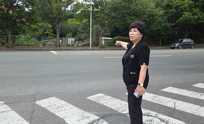박인서 남구의원이 12일 신호체계 미흡으로 주민 민원이 제기되고 있는 화합로 일대를 찾아 현장 상황을 점검했다. 남구의회 제공
