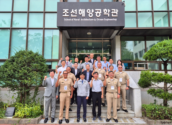 울산대가 지난 10일부터 오는 21일까지 페루 해군과 페루 국영조선소 SIMA 엔지니어 9명을 대상으로  조선해양공학 기초 교육과정 수업을 진행한다. 울산대 제공