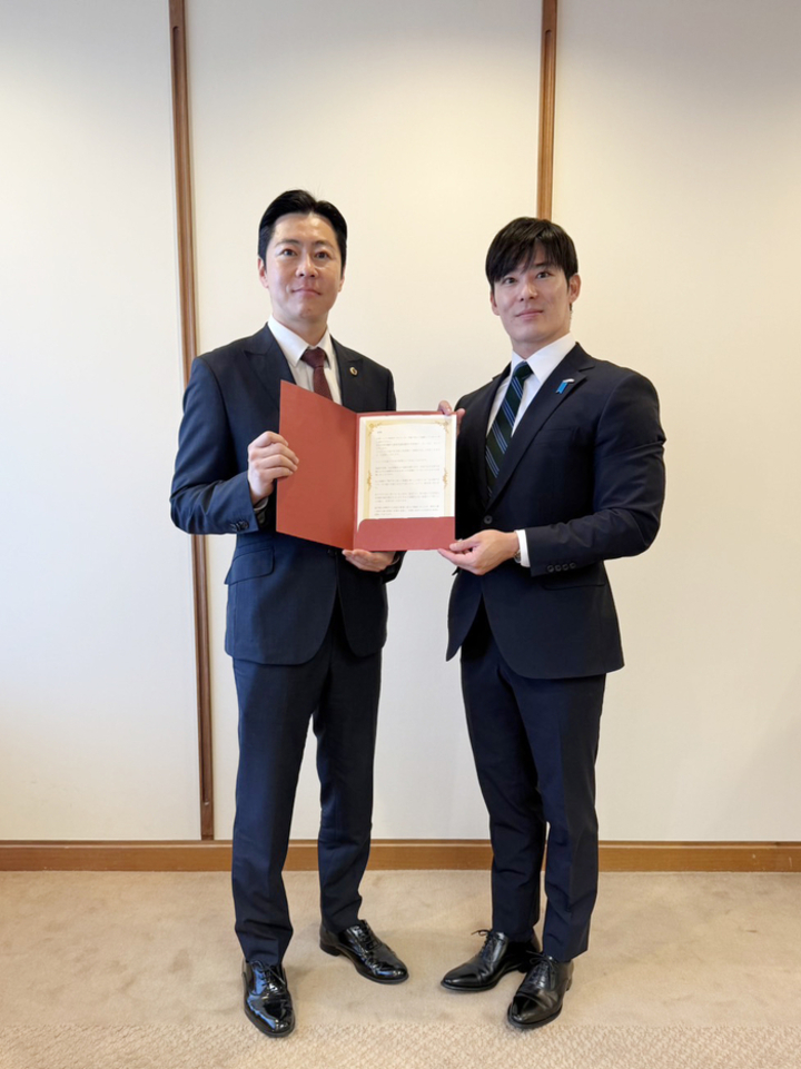 울산광역시의회 행정자치위원회 부위원장 김대영 의원은 12일 일본 후쿠이현을 방문해 이시다 다카토(石田嵩人) 후쿠이현 지사를 만나 인구감소와 청년 유출, 고령화와 복지 등 한·일 지방도시가 공통으로 직면한 현안에 대해 의견을 나눴다. 울산시의회 제공