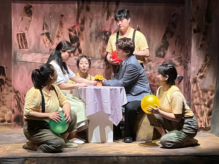 소극장 품은 오는 22일부터 23일까지 울산 중구 아트홀 마당에서 코러스극 ‘히로시마 메시지’ 울산공연을 선보인다. 공연의 한 장면. 소극장 품 제공