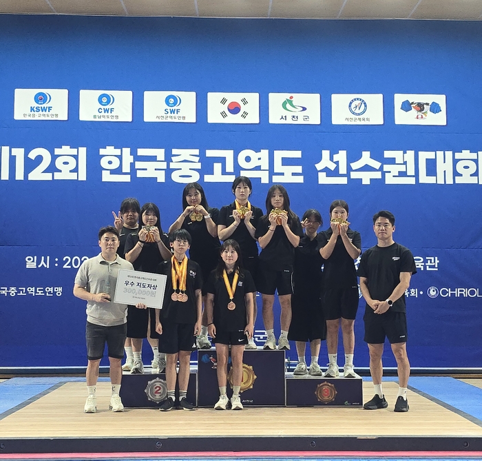 울산스포츠과학중학교 역도부가 ‘제12회 한국 중고 역도 선수권대회’에서 창단 이후 가장 많은 메달을 획득하고 기념사진을 찍고있다. 울산교육부 제공