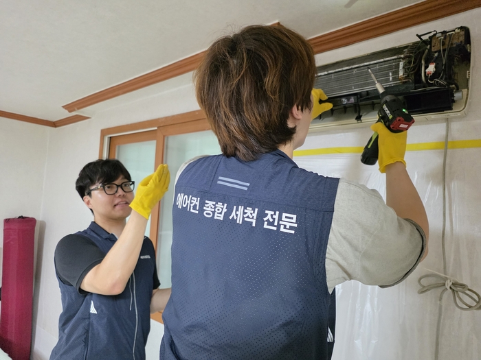 울산 남구는 ‘청년 창업가 사회 환원 사업’으로 13일 남구 무거동 소재의 은둔형 외톨이 청년 가구를 방문해 청소‧방역 등 사회 환원 활동을 진행했다. 남구 제공