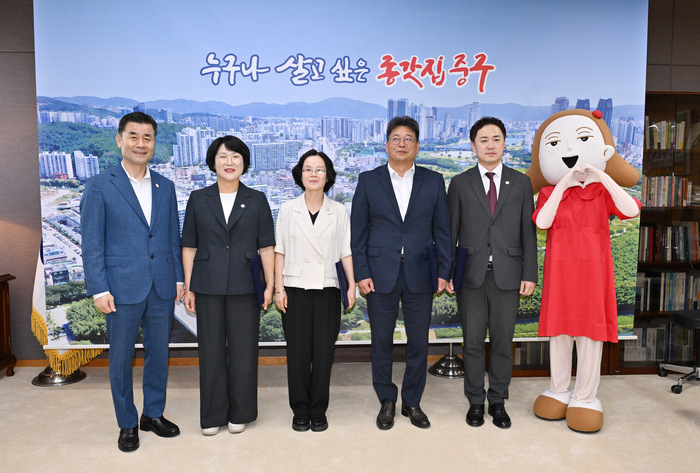 울산 중구가 지난 12일 중구청 구청장실에서 2026년 하반기 정기인사 5급 이상 인사발령자 임용장 수여식을 개최했다. 이날 김영길 중구청장은 대상자 4명에게 임용장을 수여했다. 중구 제공
