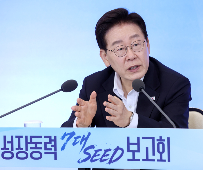 이재명 대통령이 12일 청와대에서 열린 미래성장동력 ‘7대 SEED’ 보고회에서 발언하고 있다.  연합뉴스