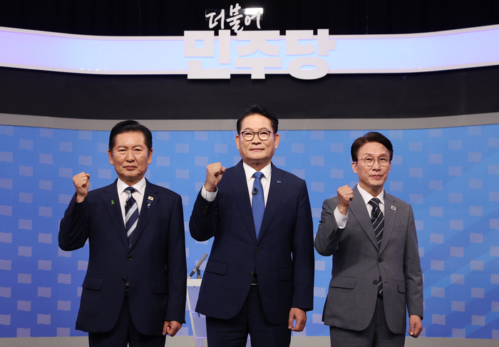 더불어민주당 정청래(왼쪽부터)·송영길·김민석 당 대표 후보가 12일 서울 양천구 SBS 목동 스튜디오에서 열린 TV 토론회에 참석해 시작에 앞서 기념 촬영하고 있다. 연합뉴스