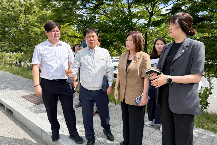 울산광역시의회 노명환 의원(산업건설위원회)은 13일 오전 동구 대왕암공원 내 버스정류장 이용 민원을 해결하기 위해 동구의원 및 관계 부서 등과 함께 현장 점검을 실시하고 실질적인 대안 마련에 나섰다. 울산시의회 제공
