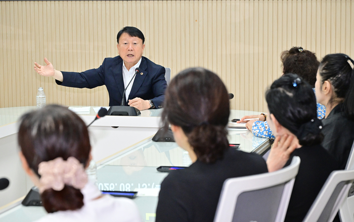 울산광역시의회 박용걸 예산결산특별위원장이 13일 시의회 회의실에서 남구 신정1·2·3·5동 주민 20여 명이 참석한 가운데 ‘지역주민 민원고충 청취 간담회’를 열고 지역 현안과 생활민원에 대한 의견을 청취했다. 울산시의회 제공