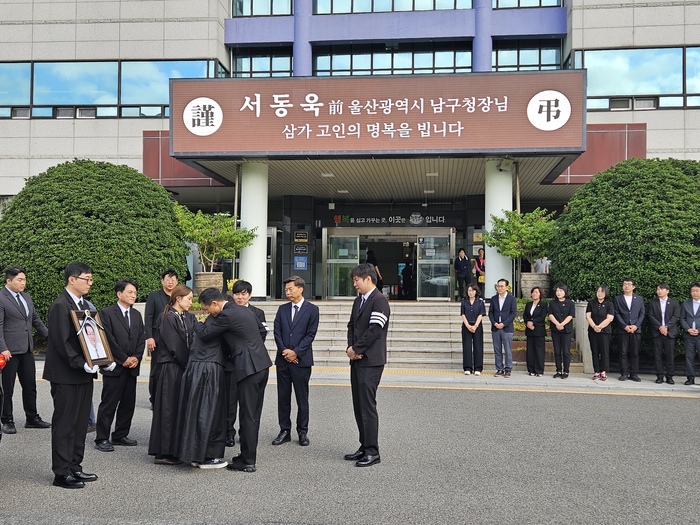 김상욱 울산시장이 유족들을 위로하고 있다.
