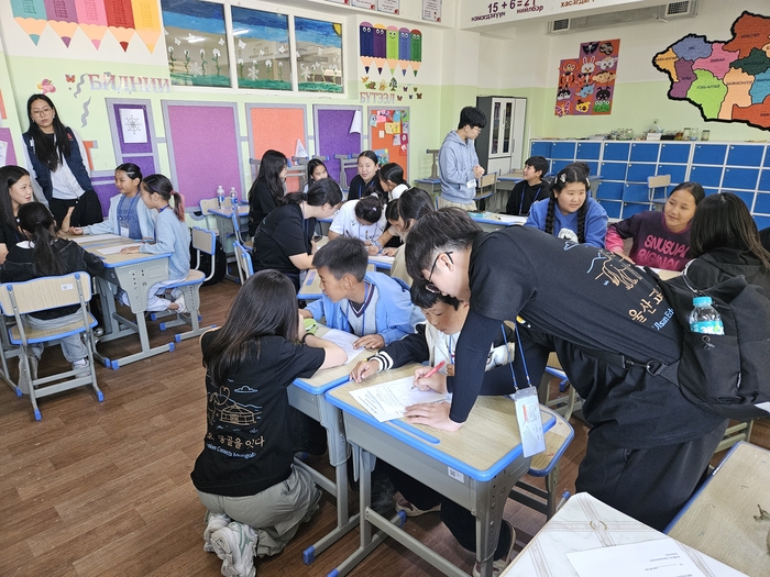 울산 지역 중고등학생들이 10일 몽골 10번 국립학교에서 학생들과 교류하고 있다. 울산교육청 제공