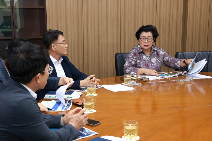 울산 동구는 지난 14일 구청장실에서 천기옥 동구청장 주재로 관계공무원과 용역업체가 참석한 가운데 일산해변 풍류문화놀이터 명소화사업관련 일산해수욕장 중앙광장 및 별빛광장 시설개선 용역보고회를 개최했다. 동구 제공