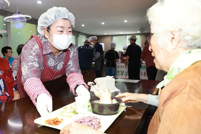 울산 동구 화정종합사회복지관은 지난 14일 복지관 시니어레스토랑에서 진각종 정지심인당 후원으로 마련한 어르신 대상 말복맞이 삼계탕 나눔데이 행사를 가진 가운데 천기옥 동구청장이 참석해 회원 격려 및 배식 봉사활동을 하고 있다. 동구 제공