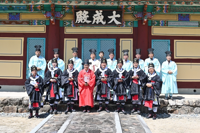 울주군의회는 지난 14일 삼남읍 언양향교 대성전에서 군민의 안녕과 지역 발전을 기원하는 고유제(告由祭)를 봉행했다.