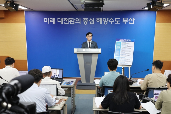전재수 부산시장이 시청 브리핑룸에서 제3차 추경안에 대해 설명하고 있다.-부산시 제공