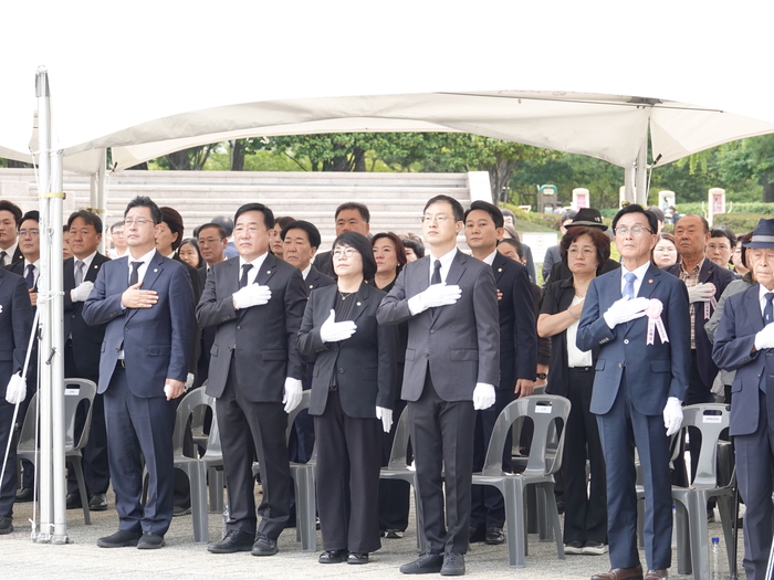 김상욱 울산시장과 지역 여야 국회의원들이 15일 제81주년 광복절을 맞아 울산대공원 현충탑을 찾았다. 더불어민주당 울산시당 제공