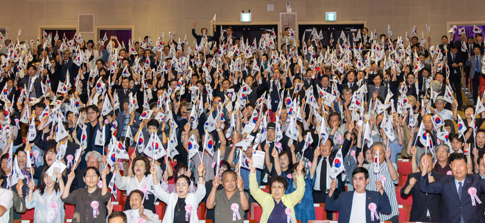 제81주년 광복절 경축식이 열린 지난 15일 울산문화예술회관에서 김상욱 울산시장, 이영해 울산시의장, 조용식 울산시교육감, 박성민·김태선 국회의원, 김영길 중구청장, 임현철 남구청장, 천기옥 동구청장, 시·구의원, 이윤철 울산상공회의소 회장, 독립유공자 유족 등 참석자가 만세삼창을 하고 있다. 최지원 기자