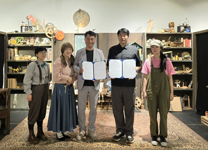 어린이·가족 공연 전문 제작사 ㈜문화공작소 상상마루(대표 엄동열)와 울산을 기반으로 활동하는 ㈜공연예술씨앗(대표 이현철)이 18일 울주문화재단 서울주문화센터 2층 전시실에서 어린이·가족 공연의 지역 제작·유통 확대를 위한 중장기 업무협약을 체결했다. ㈜문화공작소 상상마루 제공