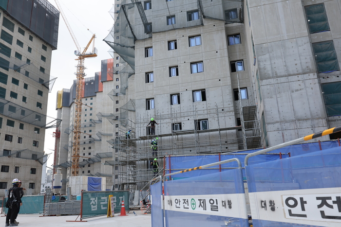 폭염 중대경보가 내려진 이달초 인천시 미추홀구 주택 재개발 정비사업 현장에서 외부 작업이 사실상 중단된 채 비계 작업을 하고 있다. 사진은 기사 내용과 관련없음. 연합뉴스