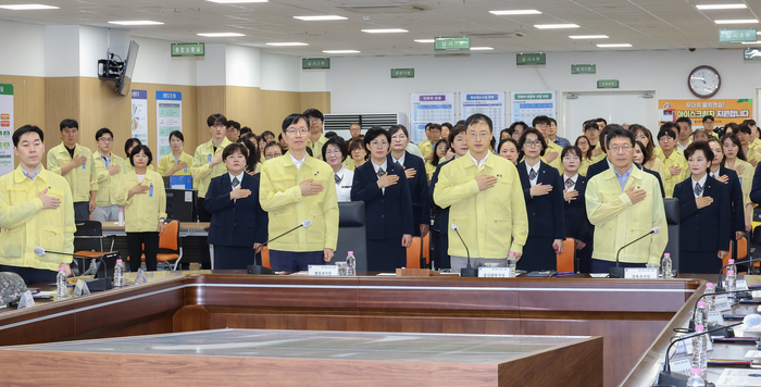 국가비상사태에 대비한 ‘2026년 을지연습’ 최초상황 보고회가 18일 울산시청 전시종합상황실에서 개최됐다. 보고회에 참석한 김상욱 울산시장, 행정·경제부시장, 정무수석, 실·국장, 군·경찰·소방 등 유관기관 관계자가 회의에 앞서 국민의례를 하고 있다. 이수화 기자