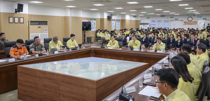 국가비상사태에 대비한 ‘2026년 을지연습’ 최초상황 보고회가 18일 울산시청 전시종합상황실에서 김상욱 울산시장을 비롯한 행정·경제부시장, 정무수석, 실·국·과장, 군·경찰·소방 등 유관기관 관계자가 참석한 가운데 열렸다. 이수화 기자